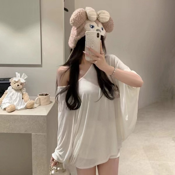เสื้อยืดสีขาวเกาะอกสไตล์เกาหลี แขนค้างคาวขี้เกียจสบายโปร่งใสเล็กน้อย เสื้อท็อปเชิ้ตปรับอากาศทรงหลวมสไตล์อ่อนโยน