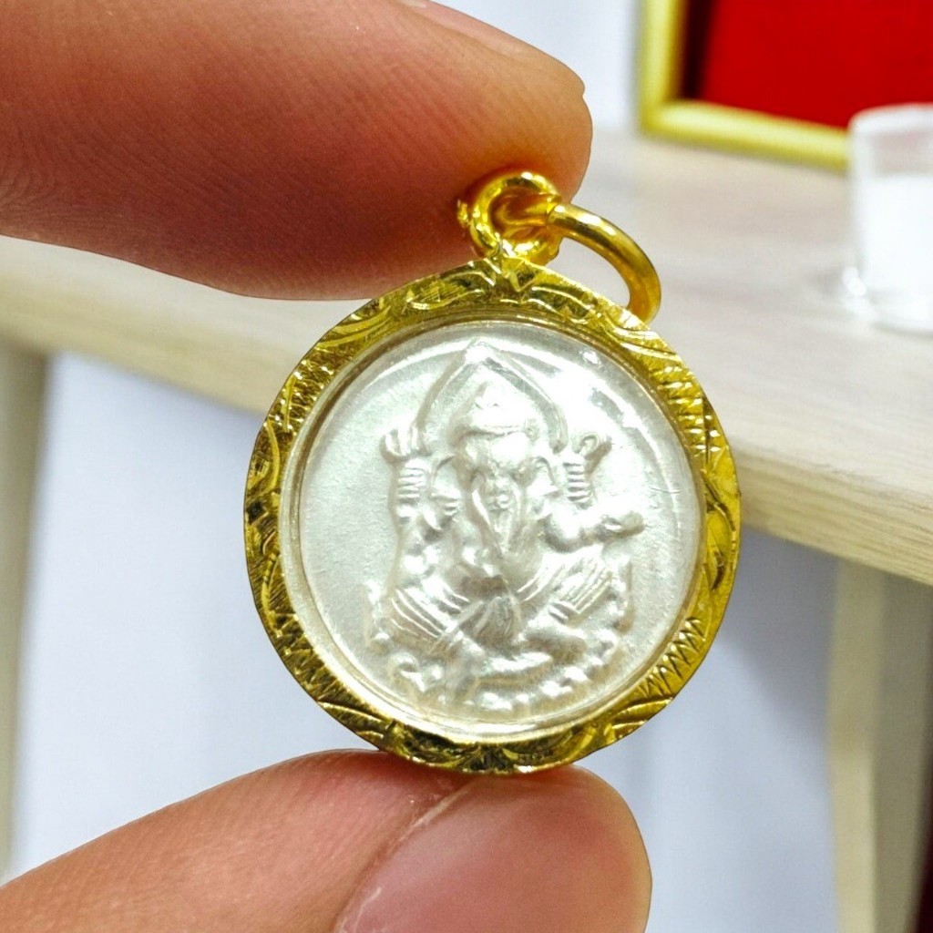 จี้ & Charm ขนาดจิ๋ว พระพิฆเนศเศรษฐี ด้านหลังสัญลักษณ์โอม เนื้อกะไหล่เงิน เลี่ยมกรอบทองไมครอน (lekshop)