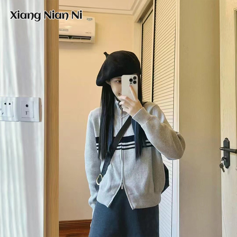 Xiang Nian Ni เสื้อถักผู้หญิงสไตล์เกาหลีมีซิปสไตล์ไม่ได้ใช้งานสีเทายืนขึ้นปกซิปคู่เสื้อสเวตเตอร์ลาย