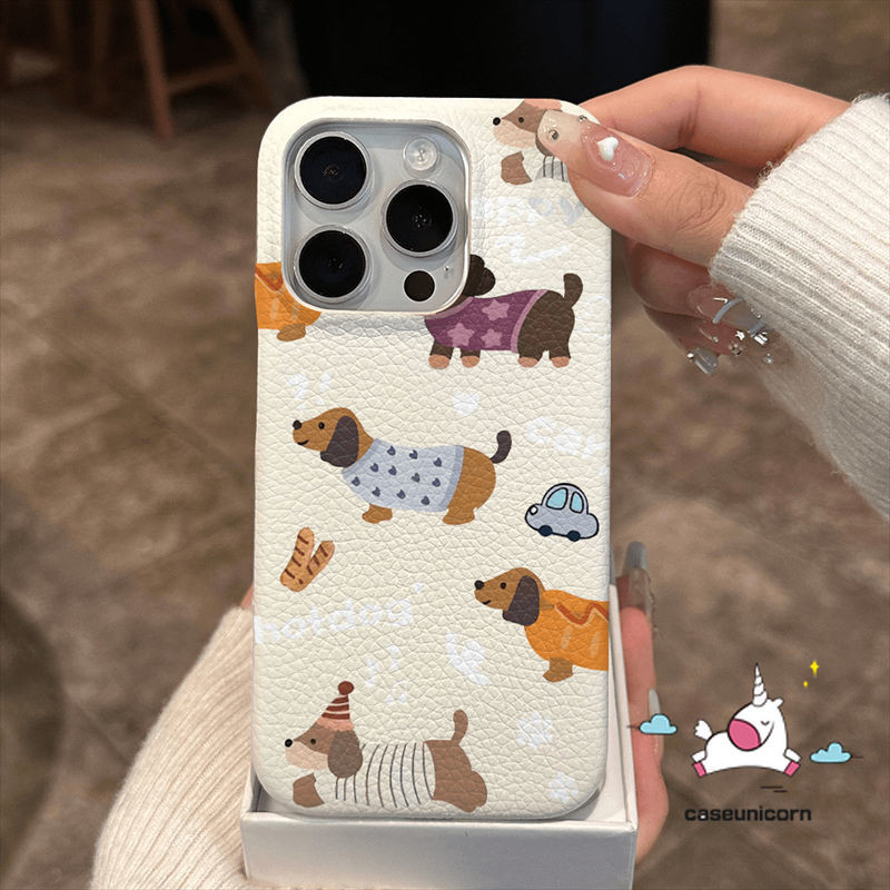 การ์ตูน Lucky Puppy น่ารัก Dachshund สุนัข Retro หมีฉลากภาษาอังกฤษสําหรับ IPhone 11 16 13 15 14 12 Pro Max 15 16 14 Plus 16 Pro หรูหราผิวรู้สึกหนังเนื้อนุ่มกรณี