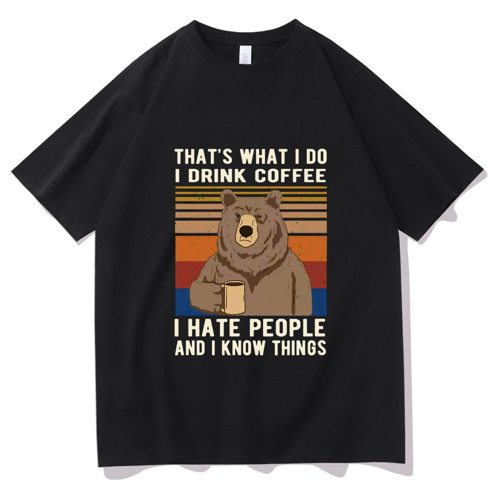 Thats What I Do I Drink Coffee I Hate People และ Iknow Things Bear ดื่มโดย Daviddbrg Tshirt Men men 