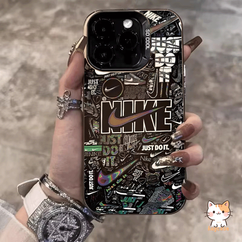 เคสไอโฟน13 อินเทรนด์ยี่ห้อสีดำตัวอักษรโลหะเลนส์ สำหรับ IPhone 11 13 12 15 16 14 Pro Max XS Max XR 7 8 14 15 16 Plus X SE
