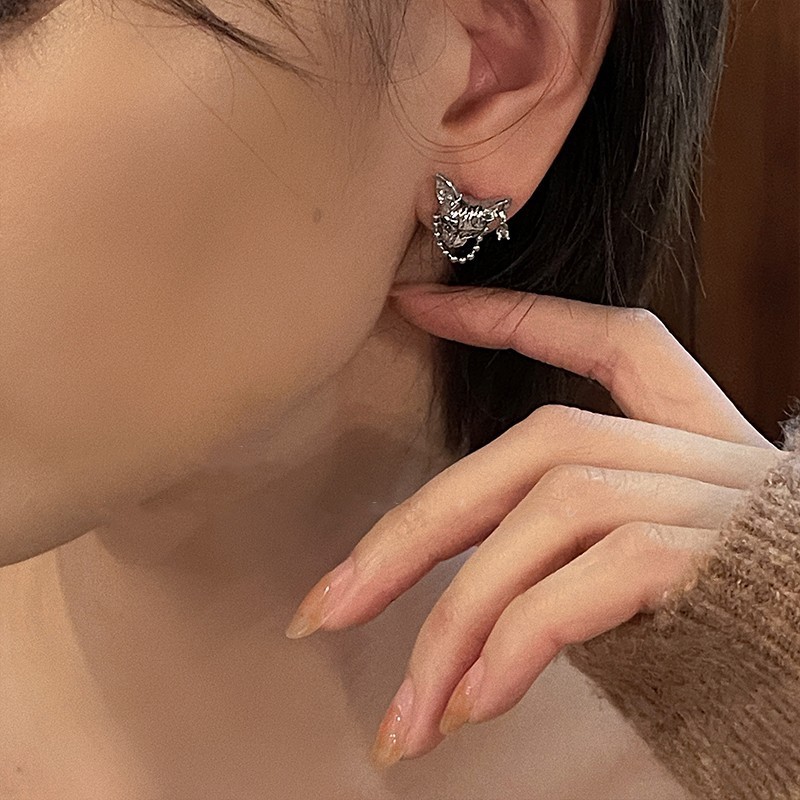 Niche Design แฟชั่นประณีต High-End Cat Chain หญิง Mystery Simple ต่างหู