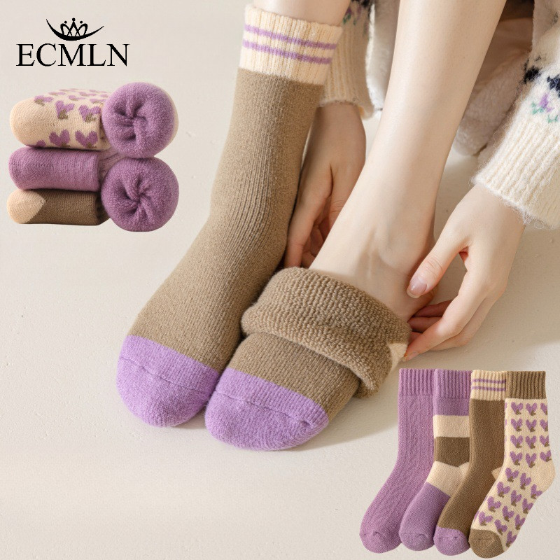 ถุงเท้าสำหรับผู้หญิง ออกแบบมาเพื่อยืดหยุ่นและอุ่น สีสันจากลายพิมพ์หัวใจ ขนาดความยาวกลาง เหมาะสำหรับใส่นักเรียนหรือใช้งานทั่วไป