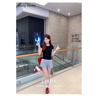 เสื้อยืดแขนสั้นสีเหลืองสำหรับฤดูร้อน คอกลมเปิดไหล่ด้านหน้าแบบใหม่ ทำจากผ้าฝ้ายแท้และมีทรงกระชับ