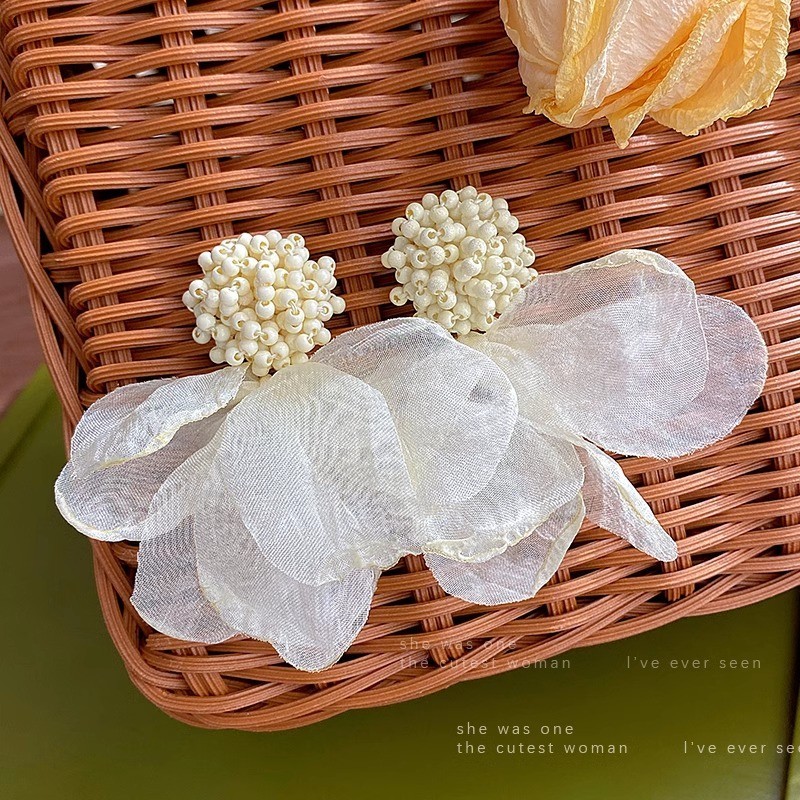 ผู้หญิงสวยต่างหูดอกไม้ชีฟองสีขาวแฟชั่นอินเทรนด์ต่างหูสไตล์ใหม่