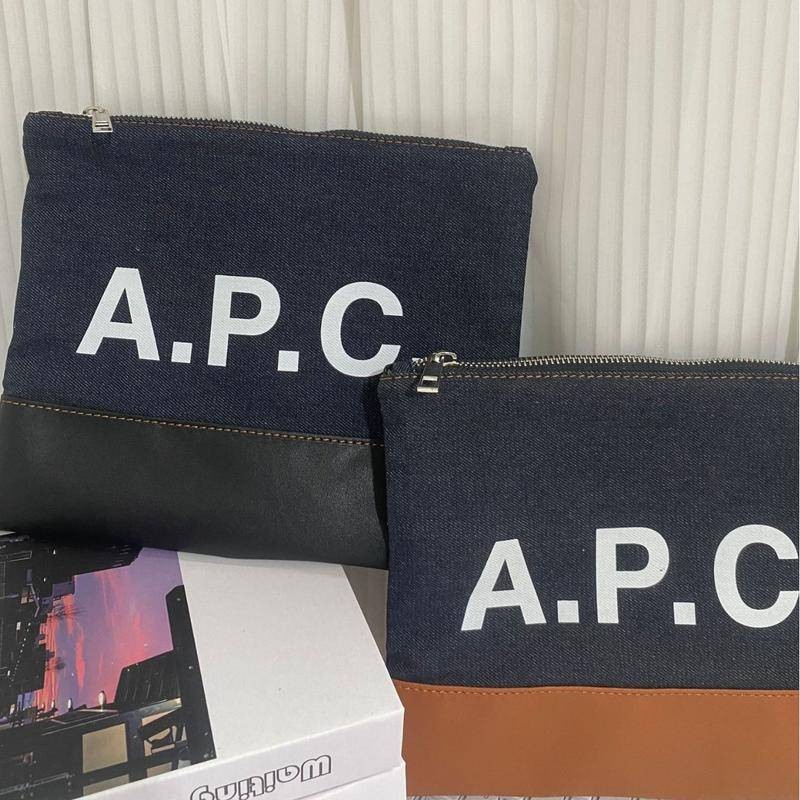 Apc โลโก้พิมพ์ซิปเปิด denim panelling กระเป๋าคลัทช์มือ