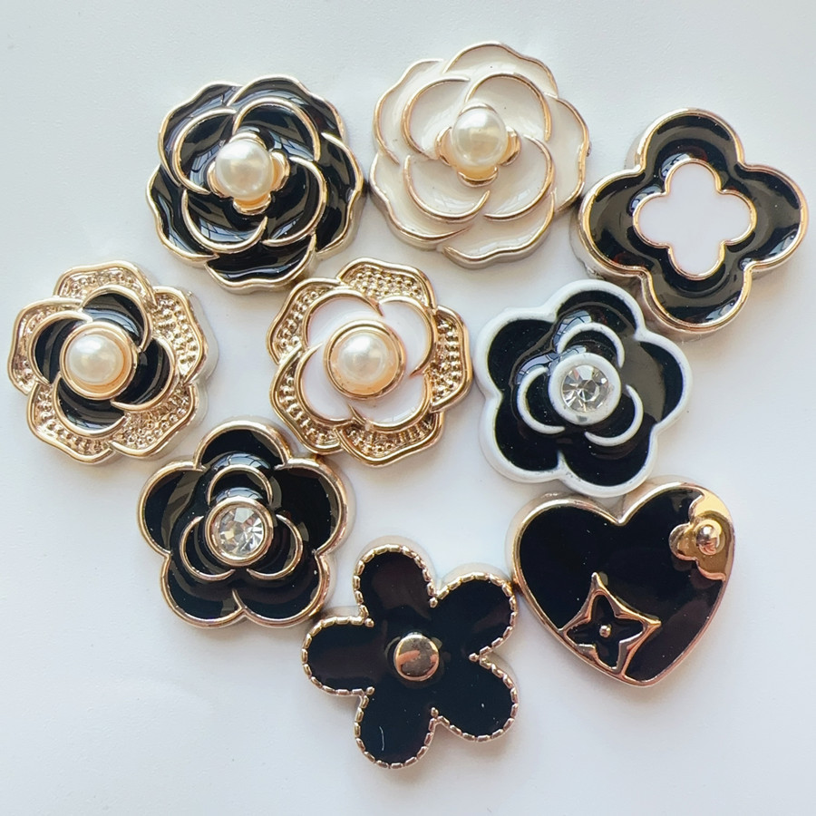 10 ชิ้นสไตล์ใหม่ Xiaoxiangfeng Camellia Four-leaf Clover ดอกไม้ดอกไม้รองเท้า Peas รองเท้าเคสโทรศัพท์วัสดุอุปกรณ์เสริมคลิปผมหัว