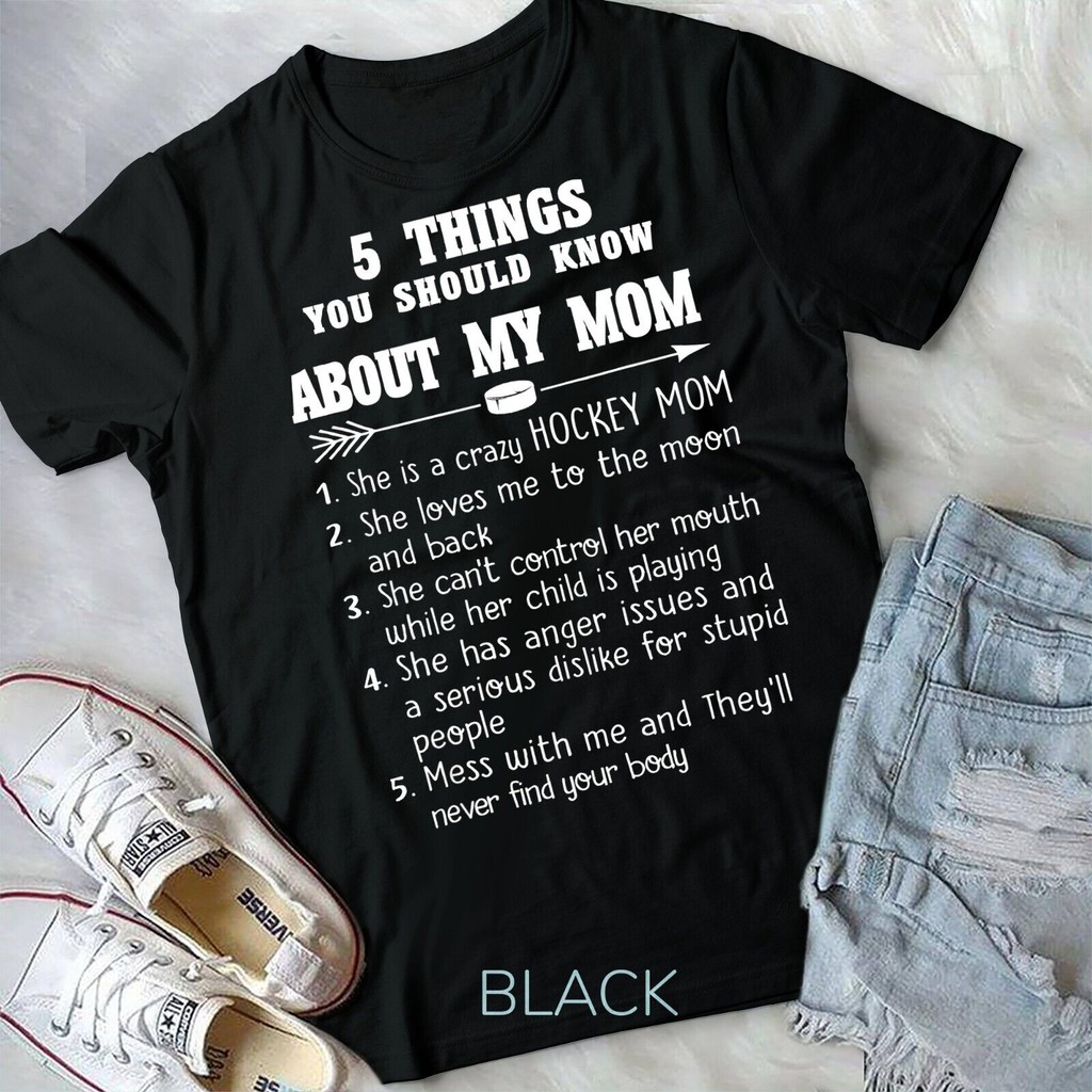 Family 365 Hockey Mom Tee Things เกี่ยวกับ My Hockey Mom เสื้อยืด Unisex ตลก