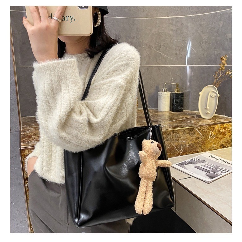 cnady  girl กระเป๋าใบใหญ่สำหรับผู้หญิงสะพายข้างได้ถือได้หนัง pu สีพื้นๆ — SP2123