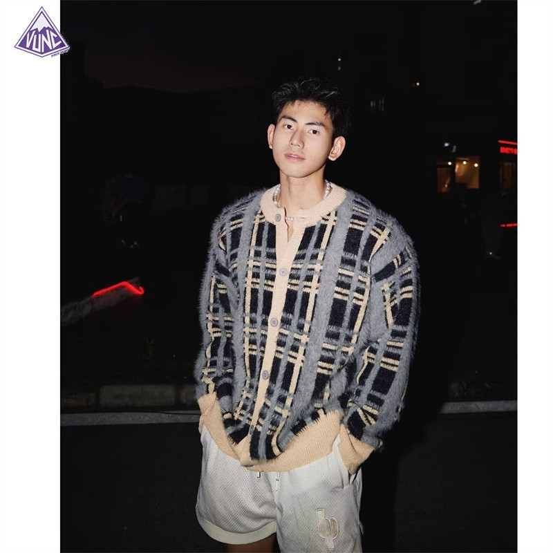 วูเอ็นซี เสื้อกันหนาวผู้ชายเทรนด์สตรีทอเมริกันแฟชั่นสไตล์วิทยาลัยสีตัดกันเสื้อคาร์ดิแกนถักนิตติ้งลายทาง