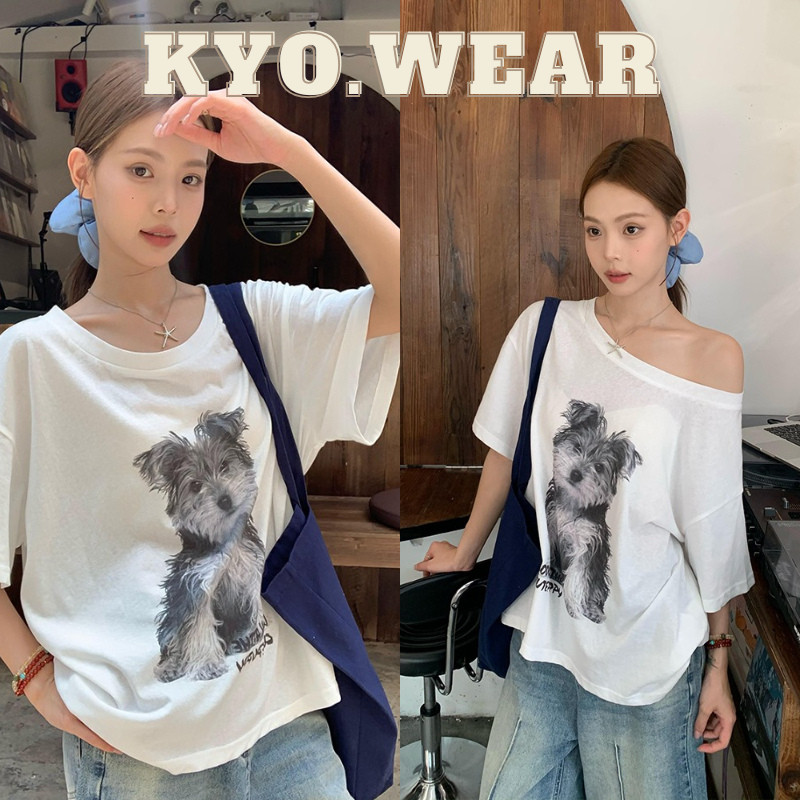 KYO✨เสื้อปาดไหล่แขนสั้นผู้หญิง  ใส่สบาย ผ้านิ่ม ทรงOversize แมทช์ง่าย ได้ทุกลุค น่ารักละมุน "LOOKATTHE DOG"💖​​​