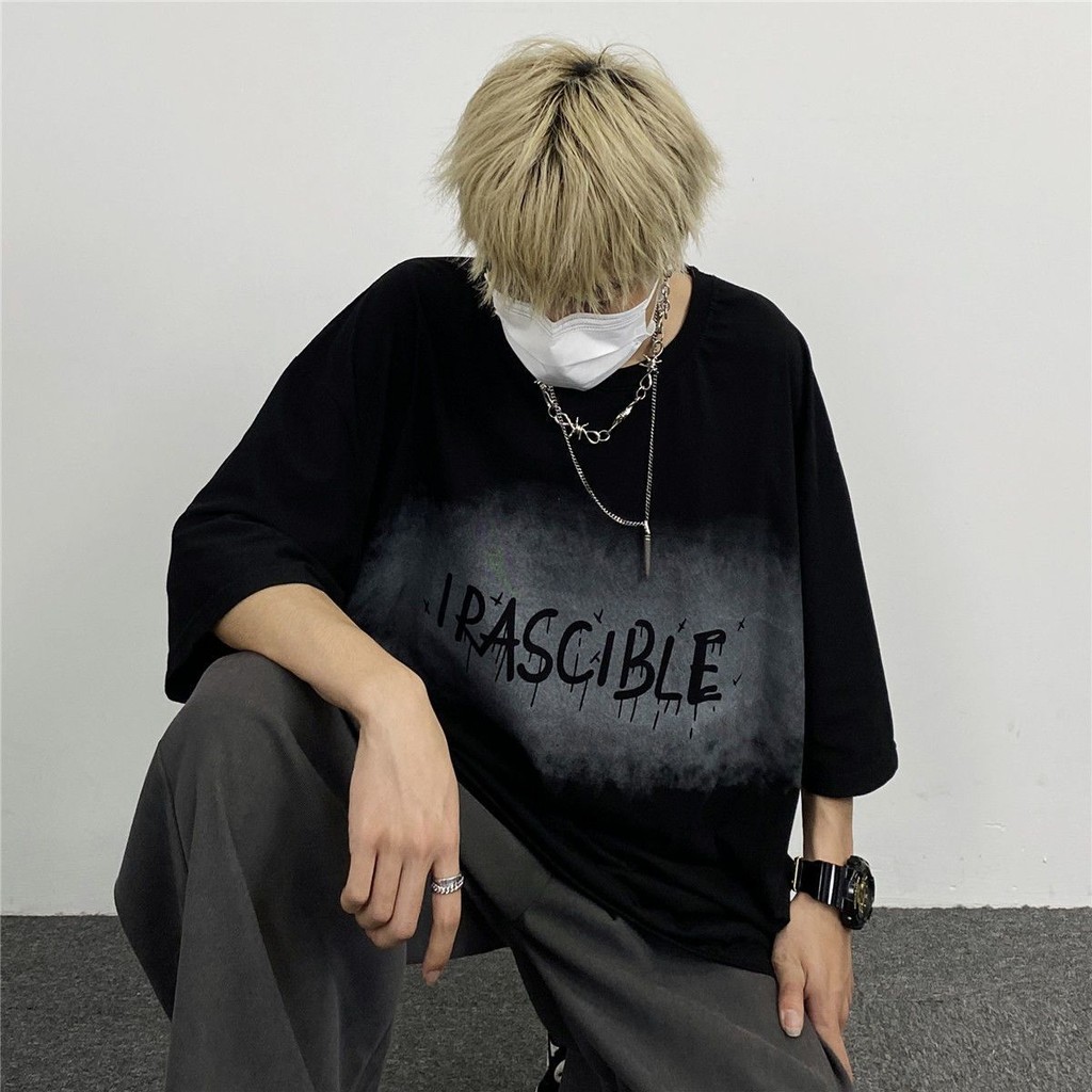 เสื้อยืดแขนสั้นผู้ชายแบรนด์อินเทรนด์ dark retro graffiti พิมพ์ตัวอักษรหลวมขนาดใหญ่ครึ่งสั้นเสื้อยืดแ