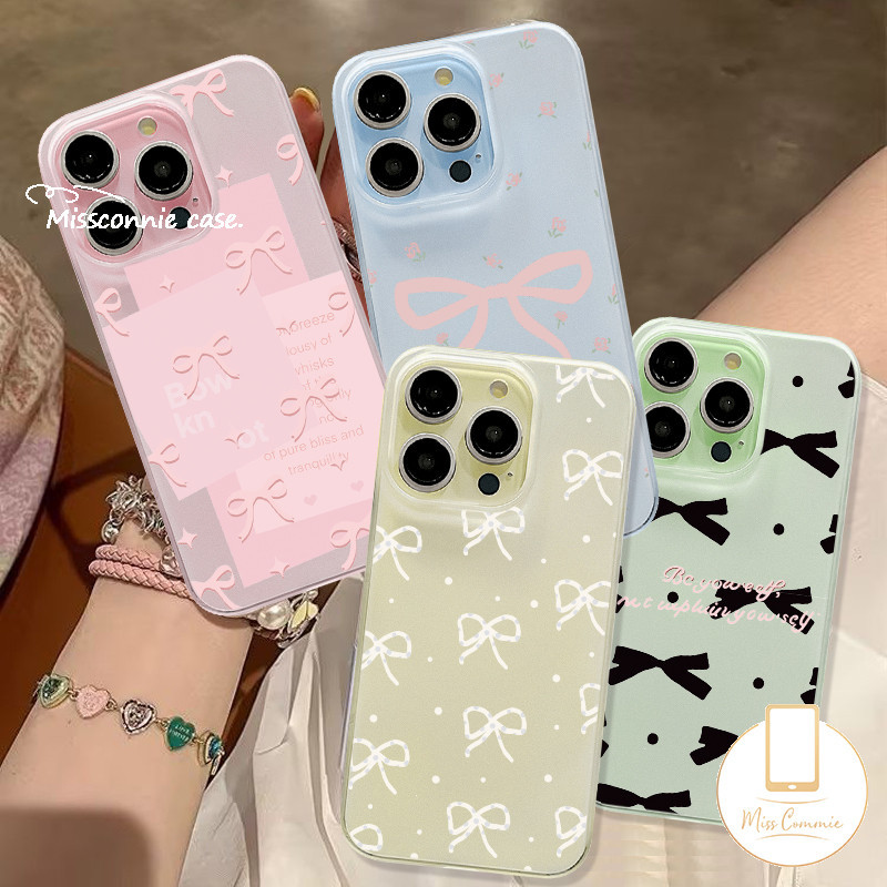 Graffiti ตัวอักษรภาษาอังกฤษการ์ตูนน่ารักสีชมพูสีดําสีขาว Bow สําหรับ IPhone 11 13 14 12 15 Pro Max 7Plus 6s 7 6 8 Plus XR X XS Max SE2020 หรูหราขนาดใหญ่กรณี Frosted