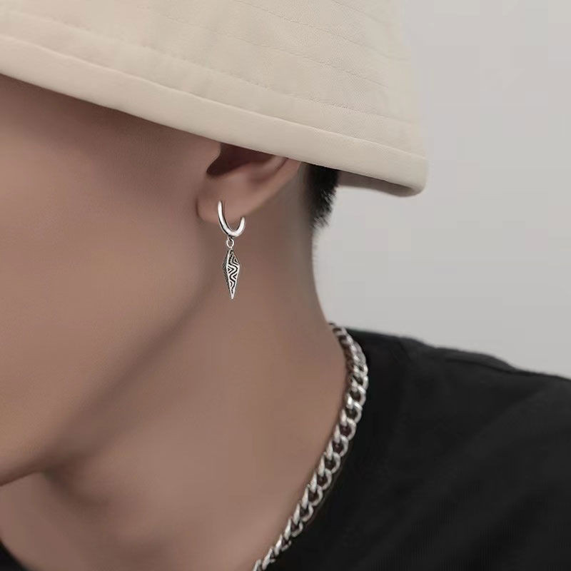 Retro ผู้ชายผู้หญิงอินเทรนด์ Niche Design Feel หล่อ Cool ต่างหูเจาะหู