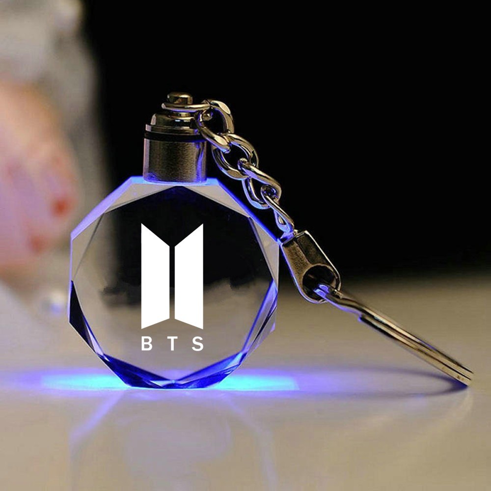 BTS พวงกุญแจรถไฟ LED 7 สีคริสตัลที่กําหนดเองพวงกุญแจเหรียญรถจักรยานยนต์พวงกุญแจที่สวยงามส่วนบุคคล KeyRing สําหรับ BTS V JIN SUGA RM J-HOPE JIMIN JUNG KOOK