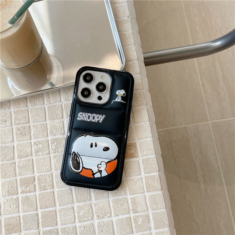 Snoopy สติกเกอร์ 3D Puffer IPhone Case สําหรับ IPhone 16 Pro Max 11 12 13 14 15 Plus Xs Max Mini 7 8 Plus Casing แฟชั่นผ้าฝ้ายเบาะลงเสื้อ 3D Wavy Soft ฝาหลัง