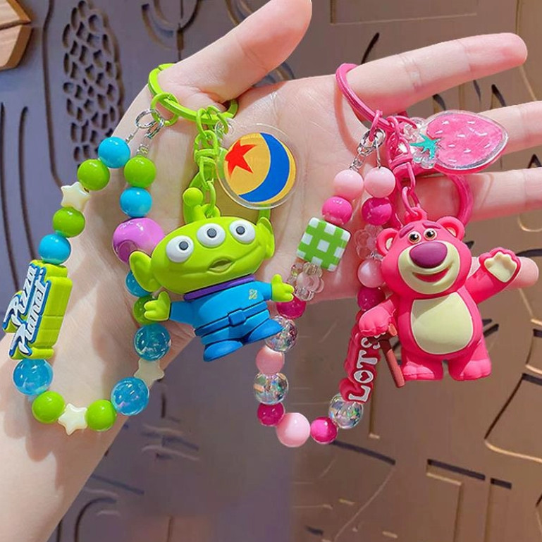 ของแท้ทอยสตอรี่สตรอเบอร์รี่หมีลูกปัดพวงกุญแจการ์ตูนสามตาเด็กผู้ชายกระเป๋านักเรียนเครื่องประดับของขวัญคู่