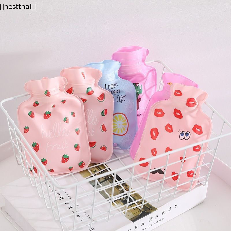 🍉nestthai🍉ขวดน้ำร้อนแบบป้องกันการระเบิดสำหรับเด็กและนักเรียน ขวดน้ำร้อนแบบการ์ตูนขนาดเล็กที่อุ่นมือ