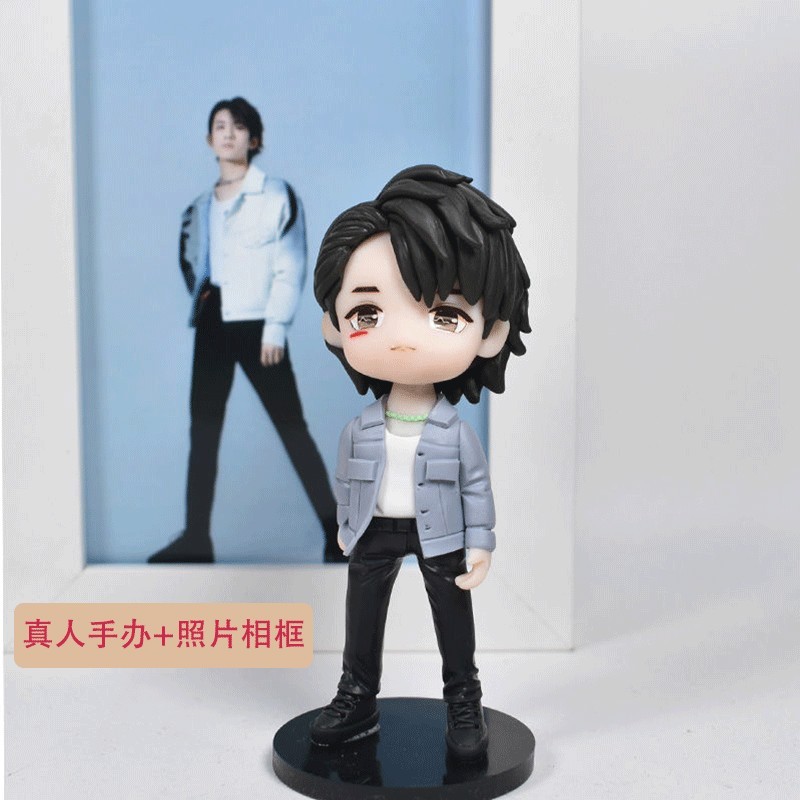 Yi Yang Qianxi มือสํานักงานตุ๊กตาเดสก์ท็อปลูกตุ้มตุ๊กตาสร้างสรรค์ของขวัญ tfboys ของขวัญเซอร์ไพรส์สํา