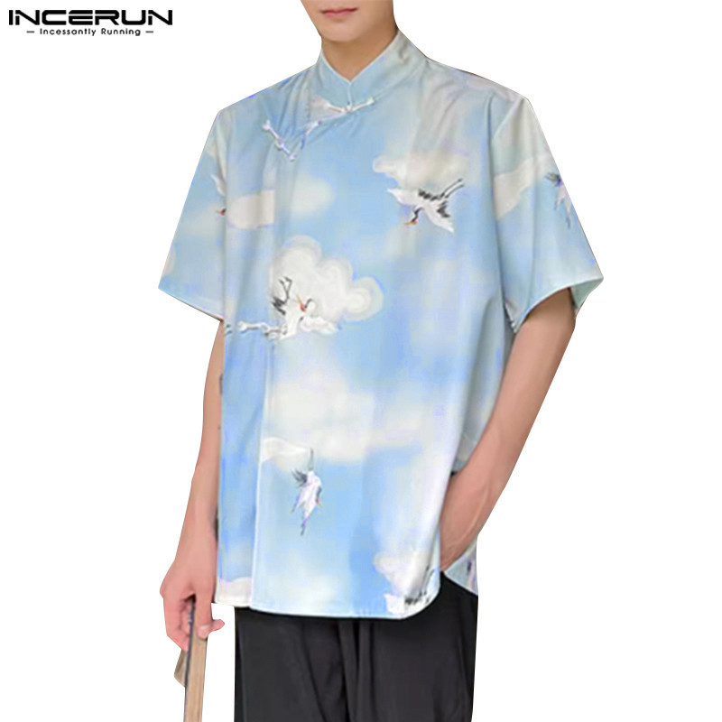 ไม่แน่นอน เสื้อเชิ้ตแขนสั้นคอปกติดกระดุมพิมพ์ลายเครนสําหรับผู้ชาย