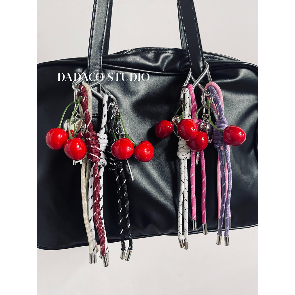 【ส่งจากไทย🚚】✨ซองใส่บัตร พวงกุญแจรถ🍒Cherry Keychain พวงกุญแจเชอรี่แดง diy เชอร์รี่จำลอง จี้กระเป๋า หัวใจ วัสดุโลหะ ชาร์ม โบฮีเมียน bag charm สายคล้อง เชือกถัก ของตกแต่งกระเป๋า เหมาะสำหรับแขวนบนกระเป๋า miumiu/stand oil post bag/กระเป๋าโทส