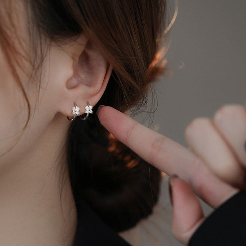 Four Leaf Clover ต่างหูห่วงเพทายสําหรับผู้หญิงชุดต่างหูเจาะสําหรับเด็กชุดต่างหูทองคําขาวทุกวันสไตล์หวานอุปกรณ์เสริมเครื่องประดับ