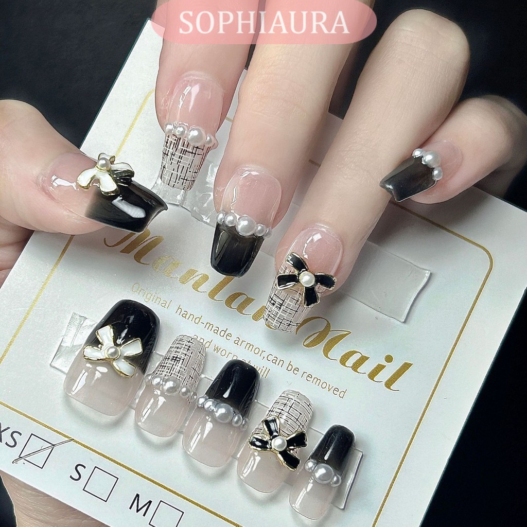 Sophiaura เล็บทําด้วยมือสั้นรูปสี่เหลี่ยมคางหมูเคล็ดลับฝรั่งเศสสีดําสีขาวผ้าออกแบบ Classy Reusable Natrual เล็บปลอมทําด้วยมือกดบนเล็บเล็บปลอมเล็บ