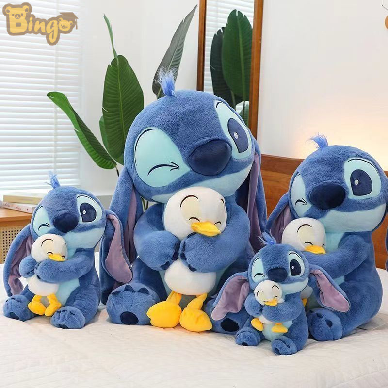 【Bingo】Stitch ตุ๊กตาของเล่น น่ารักและนุ่มนวล Stitch Hug Duck Doll 35~70cm เหมาะกับของขวัญวันเกิด วันวาเลนไทน์（0506）