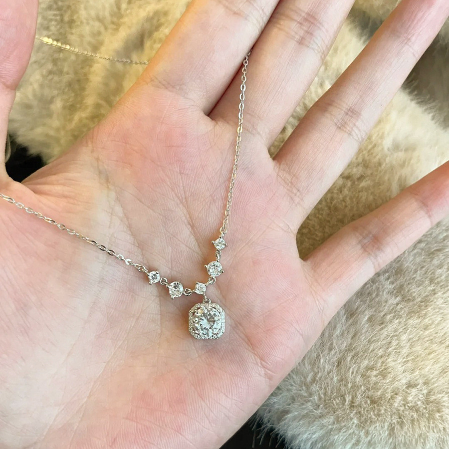 เพชรสี่เหลี่ยมเล็กสร้อยคอผู้หญิงหรูหรา All-Match จี้ Niche สร้อยคอพรีเมี่ยม Clavicle Chain เครื่องประดับ