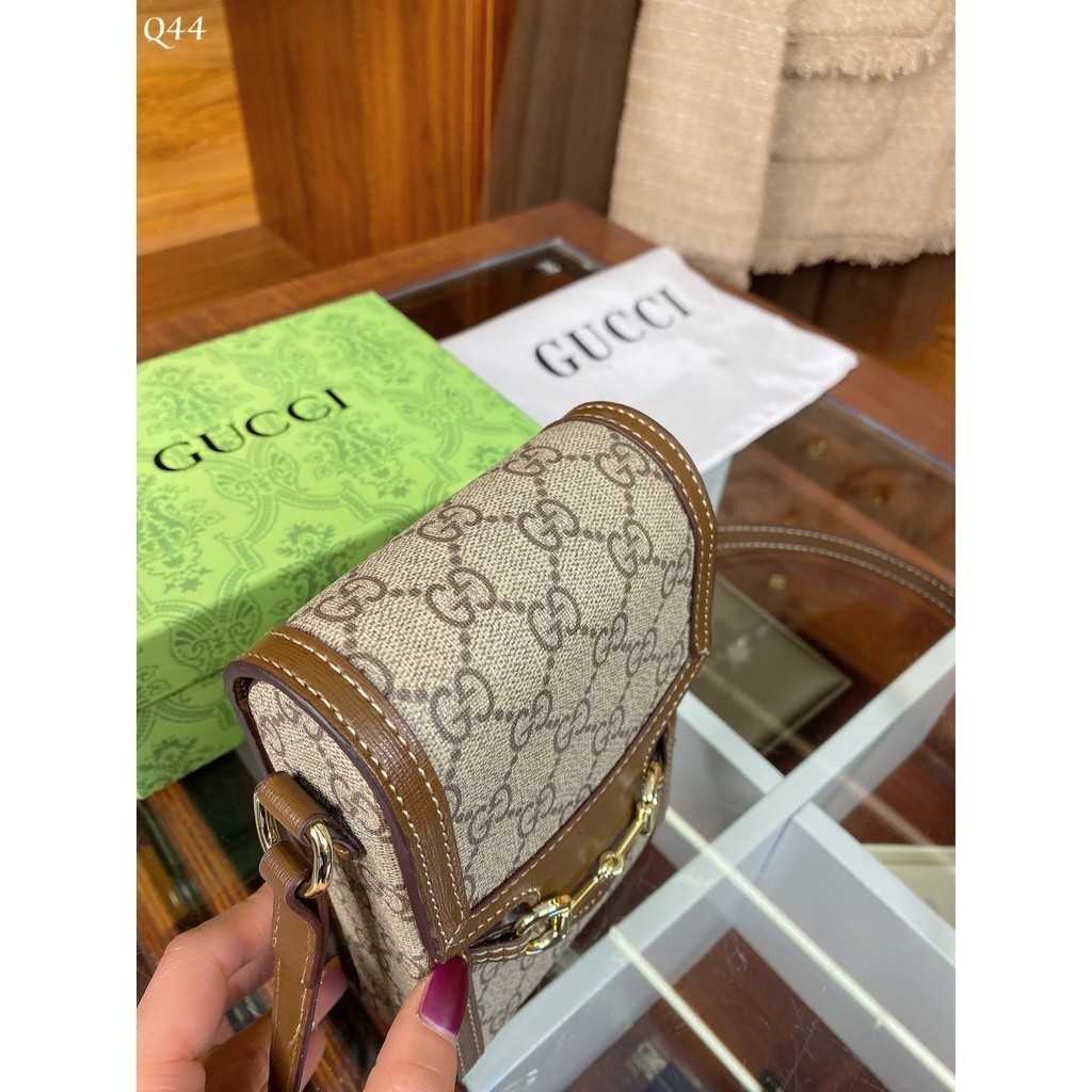 กระเป๋าสะพายข้างหนังแท้สีน้ำตาล ขนาด 18 ซม. พร้อมกล่องฟรี 528F