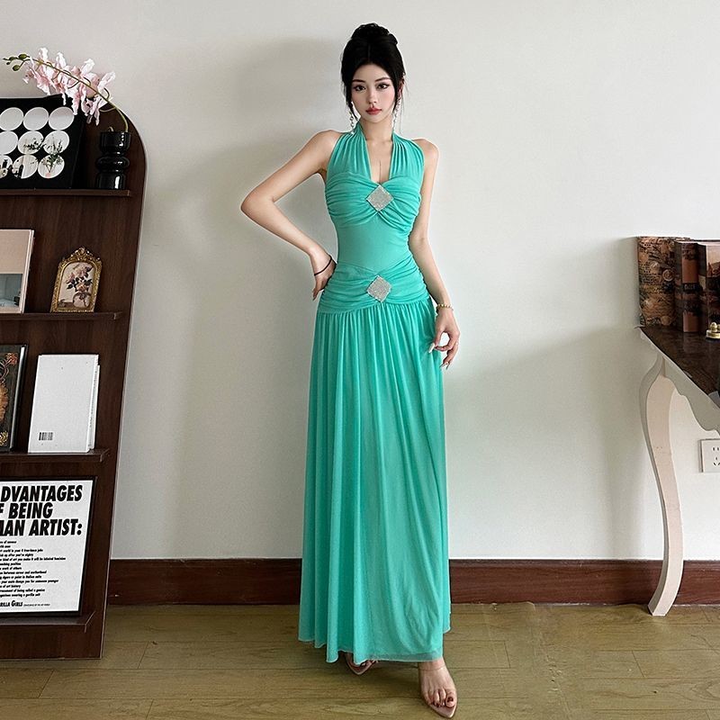 WHATIWEAR 25SS Extravagant Retro Vacation สไตล์ประณีตจีบเอวแคบ V คอสลิงชุดกระโปรงยาวผู้หญิง 85