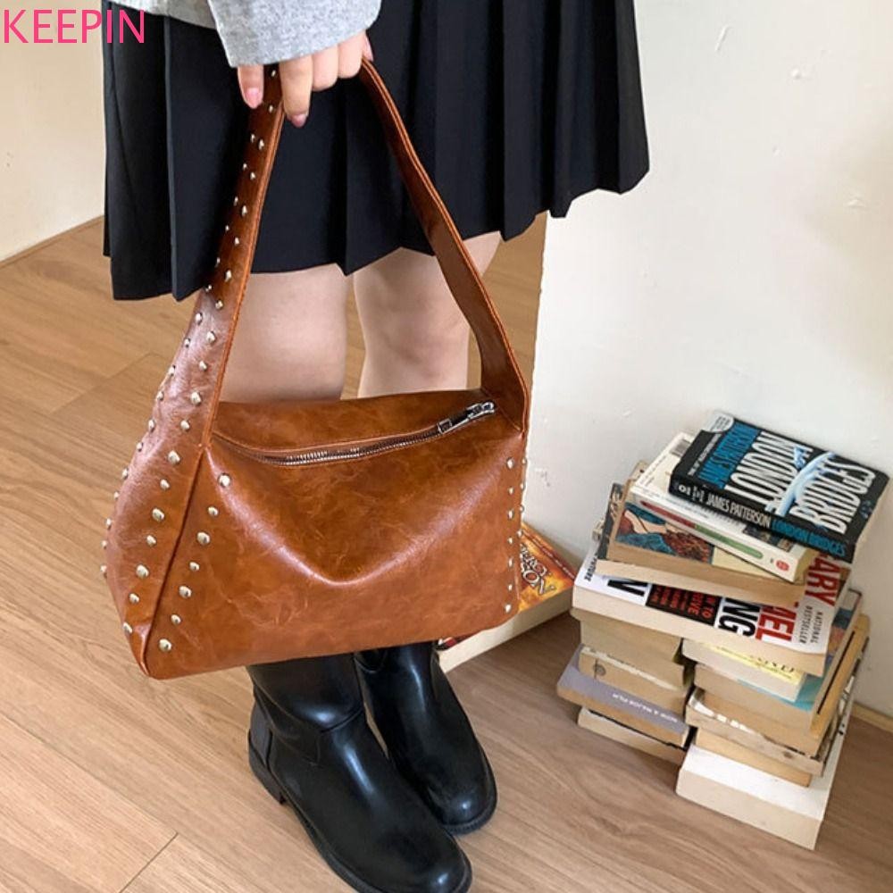 KEEPIN Retro Rivet กระเป๋าสไตล์ French Spice Girl แบบหมอน underarm bag อินเทรนด์สีทึบ สำหรับการเดินทางในเมืองและฤดูใบไม้ร่วง