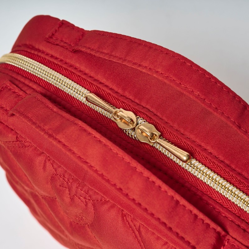 กระเป๋าแต่งหน้าผ้านวมเพชรสีแดงสตรอเบอร์รี่ - Spacious Toiletry Organizer สําหรับผู้หญิง (กันน้ําและหลายกระเป๋า) - รูปที่ 4