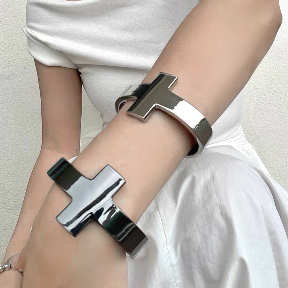 ข้ามพรมแดนแฟชั่นยุโรปและอเมริกาเย็นการออกแบบที่เร็วที่สุดพิเศษลมหนาวพื้นผิวโลหะขั้นสูงข้ามโลหะผสมสร้อยข้อมือปลายเปิด