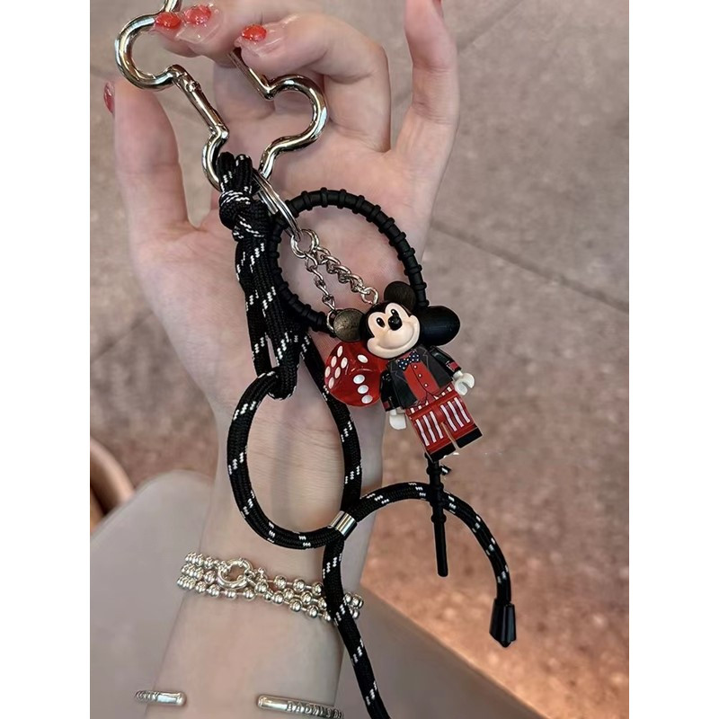 New พวงกุญแจรถ พวฃกุญแจกระเป๋า Handmade พวงกุญแจ mickey ลูกเต๋าอะคริลิคสีแดง หนังยาง เชือกถัก diy ห่วงกุญแจ keychain ของเท่ๆ จี้กระเป๋า ห้อยกระเป๋า bag charms เหมาะสำหรับแขวนบนกระเป๋า miumiu/stand oil post bag/กระเป๋าโทส