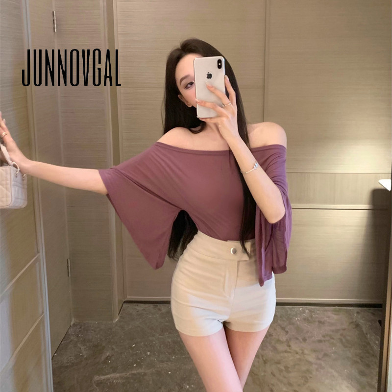 JUNNOVGAL เสื้อยืดผู้หญิงเปิดไหล่แขนสั้นทรงหลวมสไตล์ใหม่