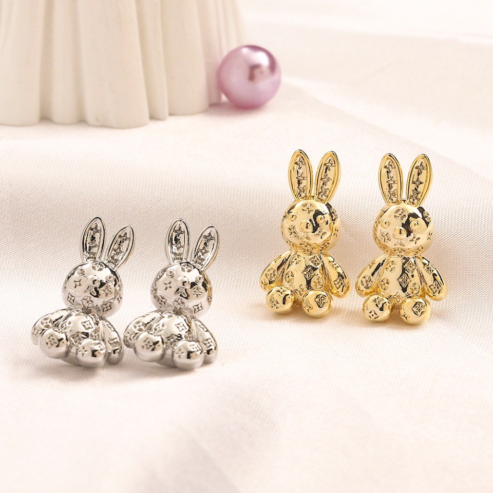 ต่างหูแฟชั่นไทเทเนียมเหล็กตัวอักษรโลโก้ Double CC Ear Hoop ต่างหูสตั๊ดเครื่องประดับสตรี