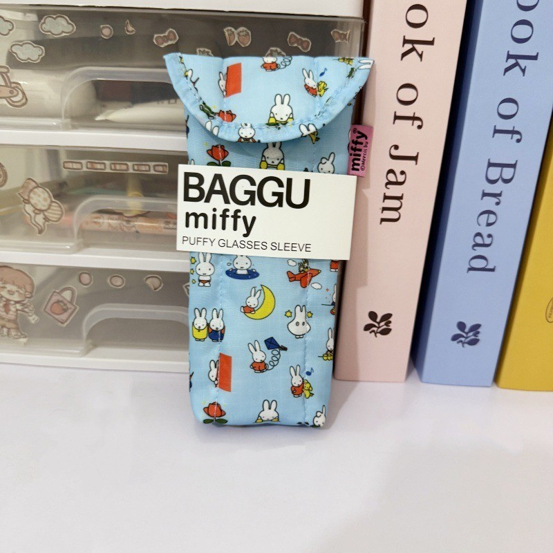 ใหม่! กระต่ายคิตตี้ มิฟฟี่ กระเป๋าผ้านวมสำหรับแว่นตากันแดด พกพาสะดวก ออกแบบมาให้มีการพับและการยึดด้วยเข็มขัดแม่เหล็ก ราคา ถูกที่สุด ดีลบีเคเค แกลเลอรีภาพที่ 3