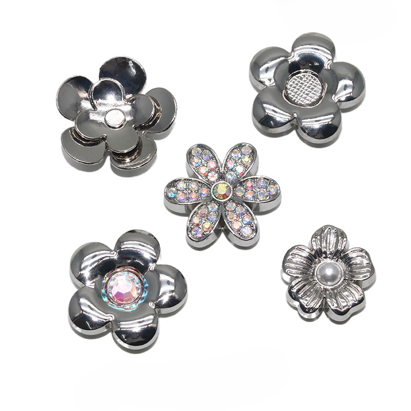 Jibbitz Crocs Charms Charms Hole รองเท้าอุปกรณ์เสริมสไตล์ใหม่ Crocs รองเท้าดอกไม้ Crocs รองเท้าอุปกรณ์เสริม Zhibixing โลหะเพชรดอกไม้รวมกัน