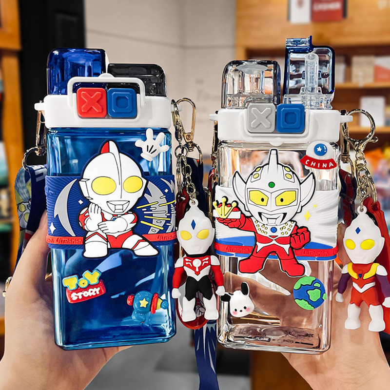 2024ขวดน้ำแบบพกพาสำหรับฤดูร้อนถ้วยน้ำดื่มทรงสี่เหลี่ยมคู่แก้วหลอดอุลตร้าแมนพิเศษสำหรับนักเรียนเด็กไปโรงเรียน1eem