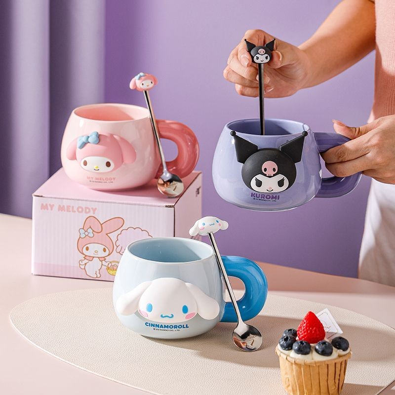 SANRIO ของแท้การอนุญาต ซานริโอ คุโรมิ ทํานอง ซินนามอนโรล ความจุขนาดใหญ่แก้วสาวนักเรียนตุ๊กตาถ้วยน้ําเซรามิกบ้านนมถ้วยกาแฟประณีตของขวัญวันเกิ