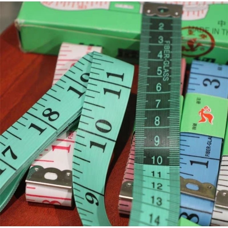 สายวัด ขนาดมาตรฐาน กว้าง 2 cm ยาว 150 cm ขายเป็นเส้น คละสี(สุ่มสี)