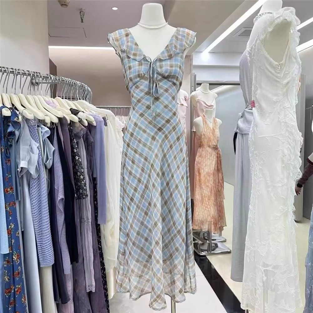 ชุดแฟชั่นฝรั่งเศสรายการสก๊อตสำหรับฤดูร้อนปี 2025 ดีไซน์เพรียวบางและลดอายุ กระโปรงยาวมาพร้อมเสื้อกั๊ก