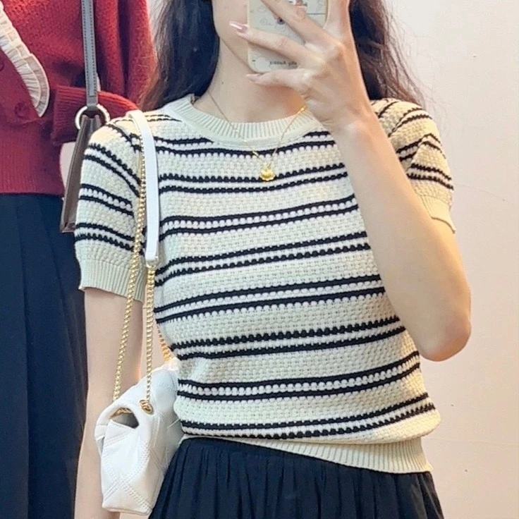 เสื้อลายถักคอกลมแขนสั้นสำหรับผู้หญิง