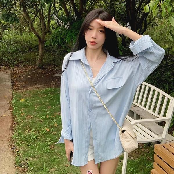 Red Berryเสื้อเชิ้ตกันแดดสีฟ้าผู้หญิง 2025 เสื้อใหม่ฤดูร้อนหลวมแขนยาวบางเสื้อโค้ทยาวปานกลางW395