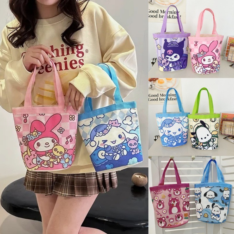Sanrio น่ารักผ้าใบกระเป๋า Kuromi My Melody Pochacco กระเป๋าสะพายขนาดใหญ่ความจุแบบพกพากระเป๋า Kawaii กระเป๋าเป้สะพายหลังของขวัญ