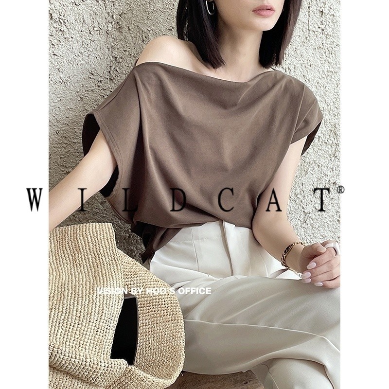 ฤดูร้อนฝรั่งเศสสไตล์ใหม่ Niche Simple Strapless Two-Wear Design Sense เสื้อยืดแขนสั้นไหล่เดียวผู้หญิงชั้นนํา