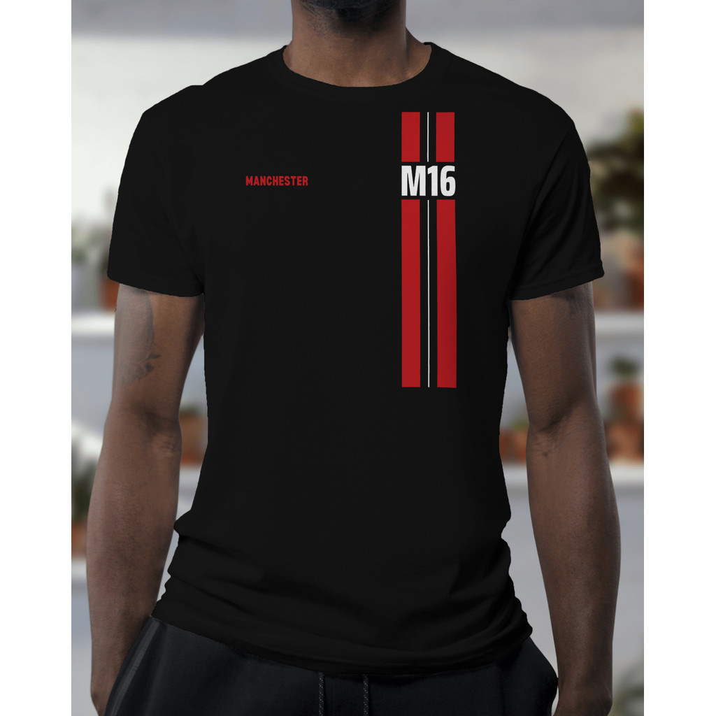 เสื้อยืดแมนเชสเตอร์ยูไนเต็ด M16 | โค้ดโพสต์ทราฟฟอร์ดเก่า | ผู้ชาย ยูไนเต็ด | ผู้ใหญ่ออร์แกนิก