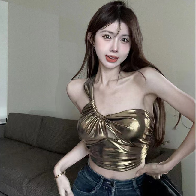 ไหล่ย่นแขวนคอจีบเปลือยสาวร้อนเซ็กซี่กับเสื้อกั๊กสะดือสัมผัส